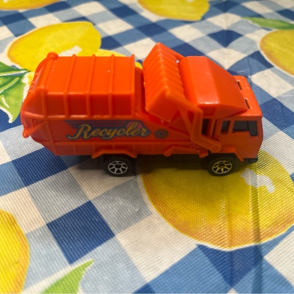 Hot Wheels 1991 Recycler-Garbage Truck Orange Working Front Loader - Picture 7 of 10